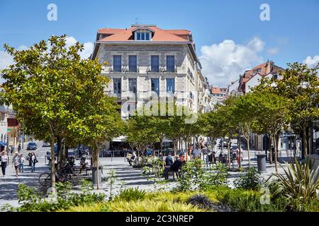 Biarritz, Frankreich - 17. Juni 2018: Place Georges Clemenceau, Menschen, die auf Bänken im Schatten der Bäume ruhen Stockfoto