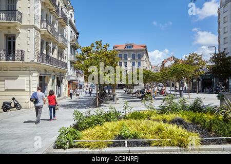 Biarritz, Frankreich - 17. Juni 2018: Place Georges Clemenceau, Touristen, Menschen, die auf Bänken im Schatten der Bäume ruhen Stockfoto