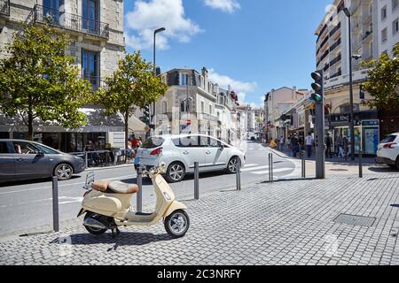 Biarritz, Frankreich - 17. Juni 2018: Fahrzeug, beige Roller auf einer Stadtstraße geparkt Stockfoto