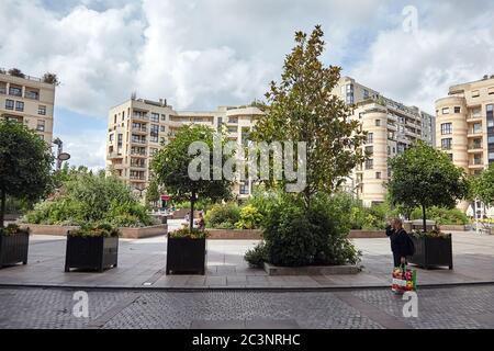 Levallois-Perret, Frankreich - 28. Juni 2015: Place Georges Pompidou, grüne Bäume und modernes Gebäude Stockfoto