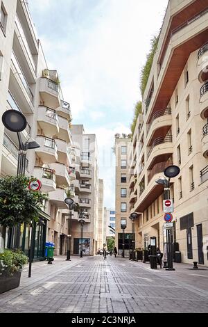 Levallois-Perret, Frankreich - 28. Juni 2015: Straße in einem modernen Wohngebiet Stockfoto