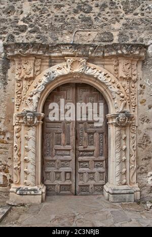 Tür zur Kapelle des Allerheiligsten Sakraments in der Mission San Jose in San Antonio, Texas, USA Stockfoto