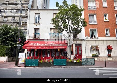 Levallois-Perret, Frankreich - 28. Juni 2015: Rue du President Wilson, Fassade des Gebäudes mit Weinbar und Restaurant Stockfoto