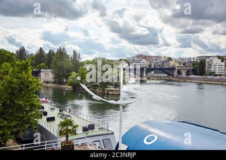 Levallois-Perret, Grand Paris, Frankreich - 28. Juni 2015: Seine und Park de L'ile de la Jatte Stockfoto