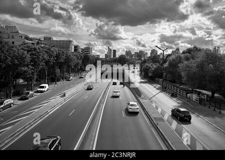 Levallois-Perret, Grand Paris, Frankreich - 28. Juni 2015: Straßenverkehr Stockfoto