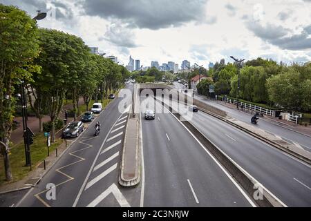 Levallois-Perret, Grand Paris, Frankreich - 28. Juni 2015: Straßenverkehr Stockfoto