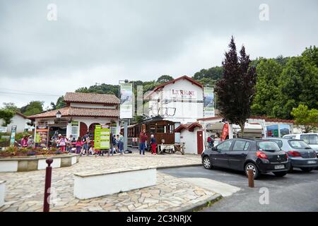 Sare, Frankreich - 21. Juni 2018: Der 'Petit Train de La Rhune', typisch baskischer Bahnhof Col de Saint-Ignace, Touristen in der Nähe von authentischer Zahnradbahn, Stockfoto