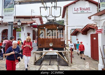 Sare, Frankreich - 21. Juni 2018: Der 'Petit Train de La Rhune', typisch baskischer Bahnhof Col de Saint-Ignace, Touristen in der Nähe von authentischer Zahnradbahn, Stockfoto