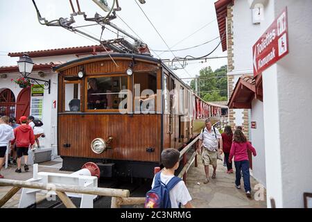 Sare, Frankreich - 21. Juni 2018: Der 'Petit Train de La Rhune', typisch baskischer Bahnhof Col de Saint-Ignace, Touristen in der Nähe von authentischer Zahnradbahn, Stockfoto