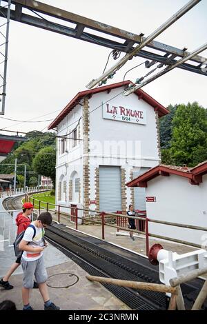 Sare, Frankreich - 21. Juni 2018: Der 'Petit Train de La Rhune', typisch baskischer Bahnhof Col de Saint-Ignace, Touristen in der Nähe von authentischen Zahnradbahn Stockfoto