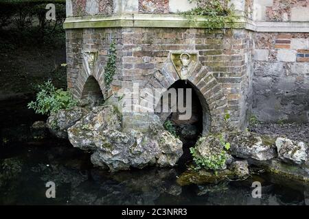 Le Port-Marly, Frankreich - 24. Juni 2018: Chateau d'If im Park de Monte-Cristo, Schreibstudio von Alexandre Dumas, gotisches Schloss, umgeben von Wasser Stockfoto