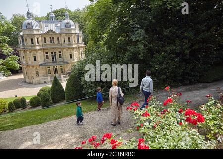 Le Port-Marly, Frankreich - 24. Juni 2018: Touristen, die im Park (Garten im englischen Stil) spazieren, ist das Chateau de Monte-Cristo ein Haus Museum von t Stockfoto