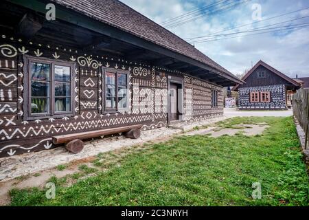 Alte Holzhäuser in der Slowakei UNESCO-Dorf Cicmany. Die Ornamente von Cicmany und die slowakischen Volksmuster. Stockfoto