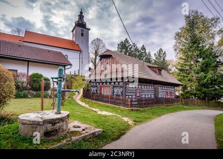 Alte Holzhäuser in der Slowakei UNESCO-Dorf Cicmany. Die Ornamente von Cicmany und die slowakischen Volksmuster. Stockfoto