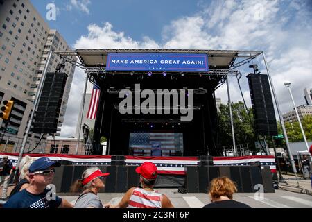 Tulsa, OK, USA. Juni 2020. Ein Blick auf die Außenbühne für die Make America Great Again Rallye in Tulsa, OK. Quelle: Shane Cossey/ZUMA Wire/Alamy Live News Stockfoto