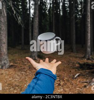 Weißer Emaille oder Metall Campingbecher Stockfoto