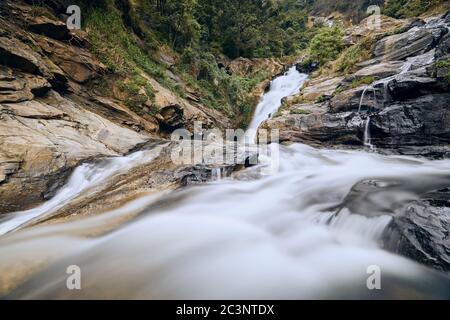 Wasserfall mitten in der Natur in Sri Lanka Stockfoto