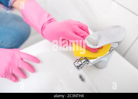 Eine Frau wäscht ein Badezimmer. Stockfoto
