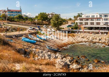 Bulgarien Impressionen. Fischerboote am steilen Strand der Bucht von Tyulenovo Stockfoto