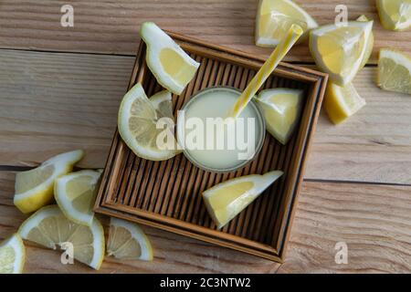 Erfrischendes Getränk auf Basis von Zitronen, Zucker und serviert sehr kalt Stockfoto