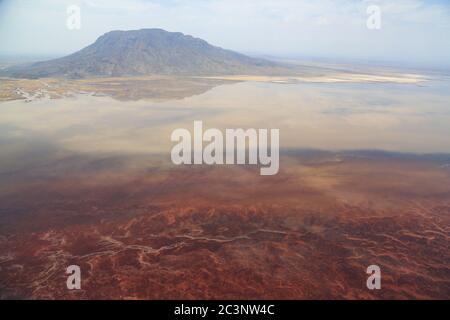 Luftaufnahme der Salzpfanne und Mineralkruste mit Rotalgen vom Lake Natron, im Great Rift Valley, zwischen Kenia und Tansania. Stockfoto