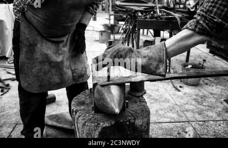 Feuer in der Schmiede, Detail der Arbeit mit Bügeleisen, Industrie Stockfoto