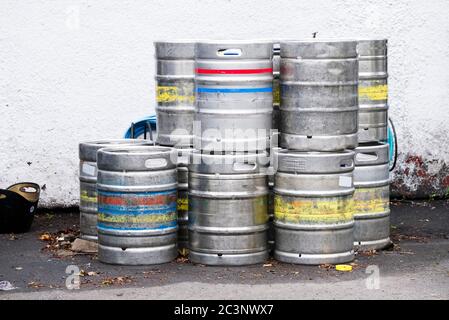 Bier- und Alkoholfass in einer Stapelgruppe Stockfoto