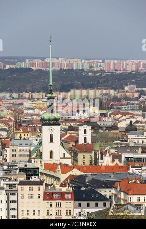 Luftaufnahme von Brno mit Kirche St. James und Lisen Panel Wohnanlage im Hintergrund, Mähren, Tschechische Republik, Sonnentag Stockfoto