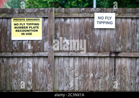 Fliegenkippen Abfälle werden von der cctv-überwachungskamera des rates und ein Vergehen Zeichen überwacht Stockfoto