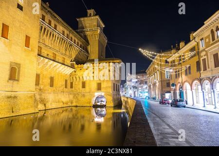Castello Estense bei Nacht in Ferrara, Italien Stockfoto