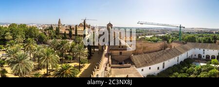 Panoramablick auf die große Moschee (Mezquita Kathedrale) in Cordoba an einem schönen Sommertag, Spanien Stockfoto