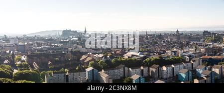 Stadtbild von Edinburgh von Arthur's Seat an einem schönen Sommertag, Schottland, Großbritannien Stockfoto