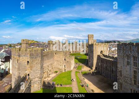 Caernarfon Castle in Wales an einem schönen Sommertag, Vereinigtes Königreich Stockfoto