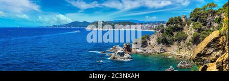 Panorama der Felsen an der Küste von Lloret de Mar in einem schönen Sommertag, Costa Brava, Katalonien, Spanien Stockfoto