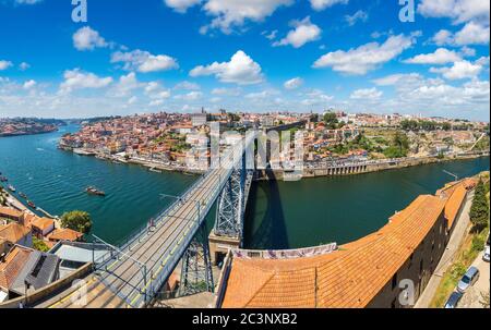 Panorama-Luftaufnahme der Dom Luis Brücke in Porto in einem schönen Sommertag, Portugal Stockfoto