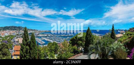 Panoramablick auf den Hafen in Cannes in einem schönen Sommertag, Frankreich Stockfoto