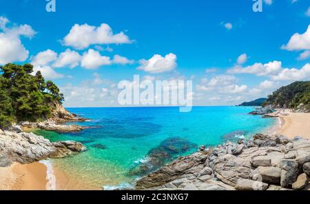 Panorama der Felsen an der Küste von Lloret de Mar in einem schönen Sommertag, Costa Brava, Katalonien, Spanien Stockfoto