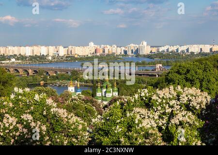 Panoramablick auf Kiew und Vydubychi Kloster in der Ukraine in einem schönen Sommertag Stockfoto