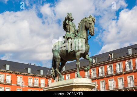 Plaza Mayor und Statue von König Philips III in Madrid, Spanien an einem schönen Sommertag Stockfoto