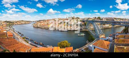 Panorama-Luftaufnahme der Dom Luis Brücke in Porto in einem schönen Sommertag, Portugal Stockfoto