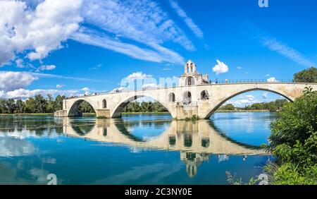 Saint Benezet Brücke in Avignon in einem schönen Sommertag, Frankreich Stockfoto