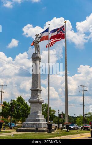 Brandon, MS / USA - 20. Juni 2020: Rankin County Confederate Monument in der Innenstadt von Brandon, MS für gefallene Soldaten der Konföderierten Staaten von Amerika, Stockfoto