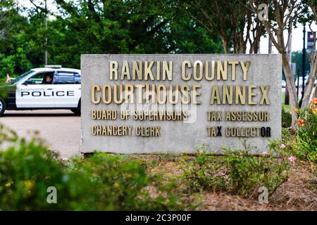 Brandon, MS / USA - 20. Juni 2020: Rankin County Courthouse Annex Schild in der Innenstadt von Brandon, MS, mit Polizeiauto im Hintergrund Stockfoto