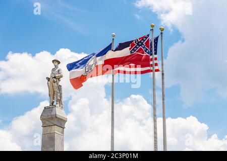 Brandon, MS / USA - 20. Juni 2020: Rankin County Confederate Monument in der Innenstadt von Brandon, MS für gefallene Soldaten der Konföderierten Staaten von Amerika, Stockfoto