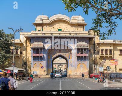 Nakkarkhana Gate auf Tulsi Marg mit Blick auf Jaleb Chowk, die Altstadt, Jaipur, Rajasthan, Indien Stockfoto