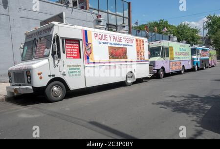 Vier ecuadorianische Food Trucks, die auf der Warren Street of Roosevelt Avenue in East Jackson Heights, Queens, New York, Geschäfte machen. Stockfoto