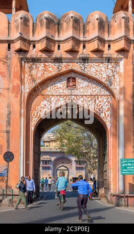 Sireh Deori Tor führt zum City Palace Komplex, der Altstadt, Jaipur, Rajasthan, Indien Stockfoto