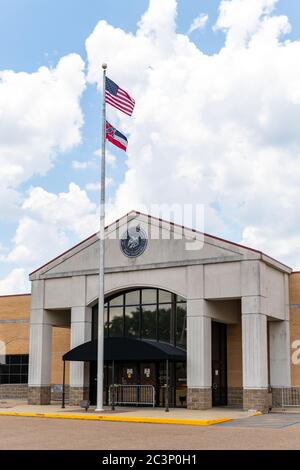 Brandon, MS / USA - 20. Juni 2020: Rankin County Courthouse Nebengebäude mit dem Siegel des Aufsichtsrates und einer Mississippi-Flagge und USA FLA Stockfoto