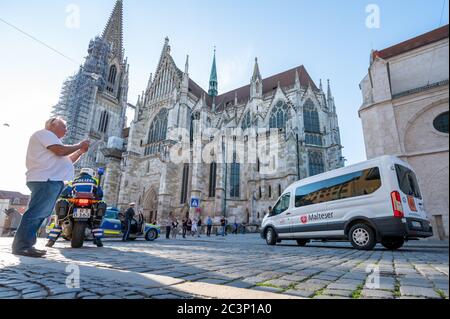 Regensburg, Deutschland. Juni 2020. Der emeritierte Papst Benedikt XVI. Fährt in einem Bus vor dem Petersdom. Der ehemalige Papst Benedikt verbrachte vier Tage in seiner alten Heimat. Zweimal am Tag besuchte er seinen 96-jährigen Bruder Georg Ratzinger. Der Aufenthalt endet am Montag. Quelle: Armin Weigel/dpa/Alamy Live News Stockfoto