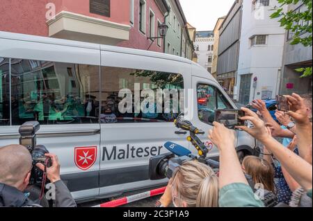 Regensburg, Deutschland. Juni 2020. Der emeritierte Papst Benedikt XVI. (L) winkt von einem Bus zu den Zuschauern vor dem Haus seines Bruders. Der ehemalige Papst Benedikt verbrachte vier Tage in seiner alten Heimat. Zweimal am Tag besuchte er seinen 96-jährigen Bruder Georg Ratzinger. Der Aufenthalt endet am Montag. Quelle: Armin Weigel/dpa/Alamy Live News Stockfoto